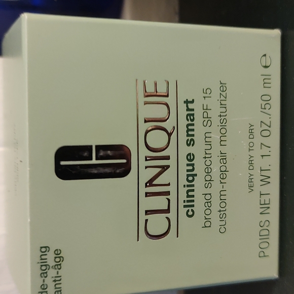Clinique smart broad-spectrum SPF 15 custom repair moisturizer - Picture 1 of 2